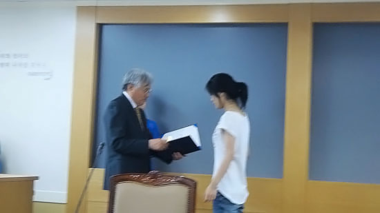 韩国启明文化大学为赴韩参赛团颁发化妆师证书